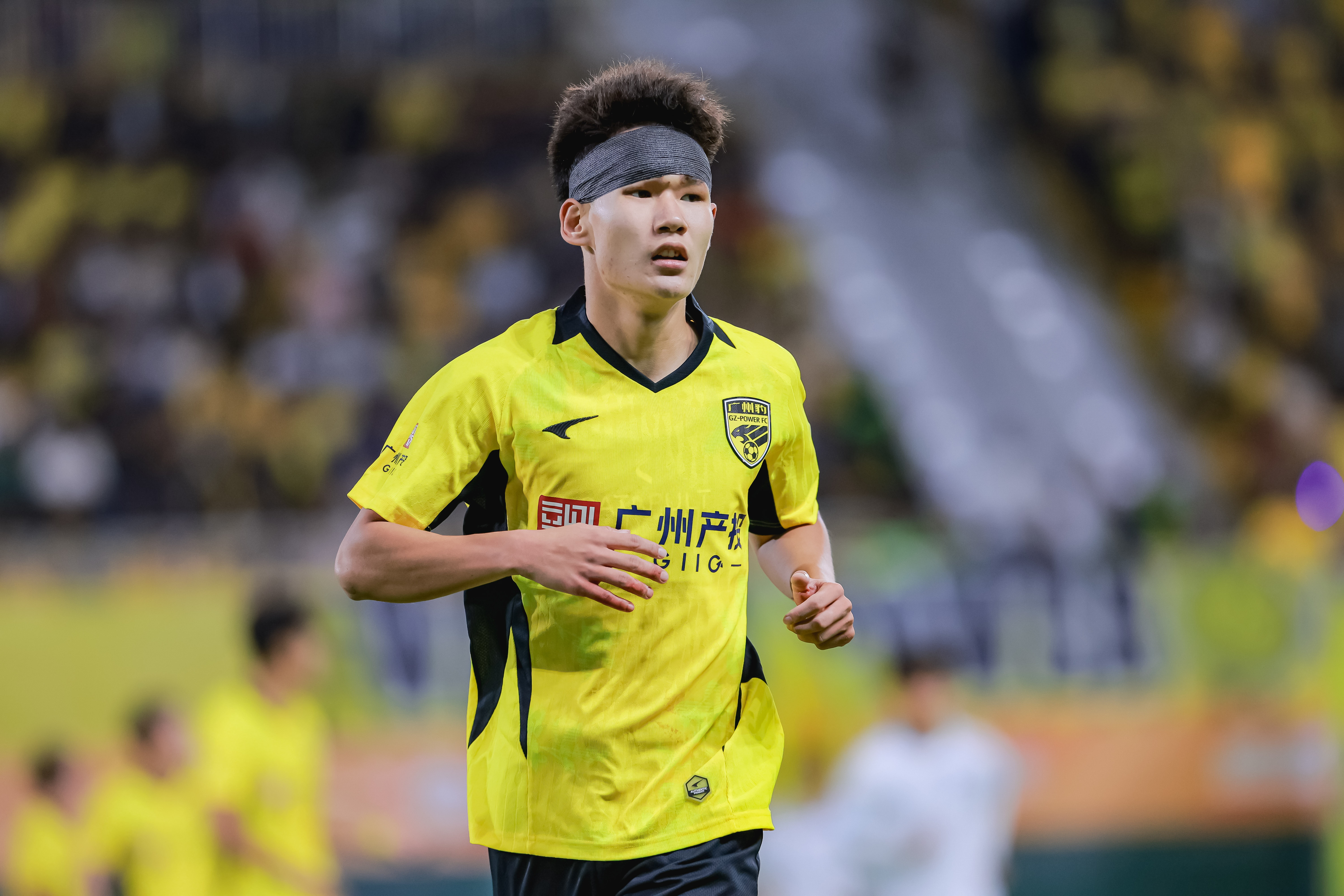 世界杯手机端指南-广州豹官方：杨浩眉弓伤口缝合30余针，预计5-7天后拆线